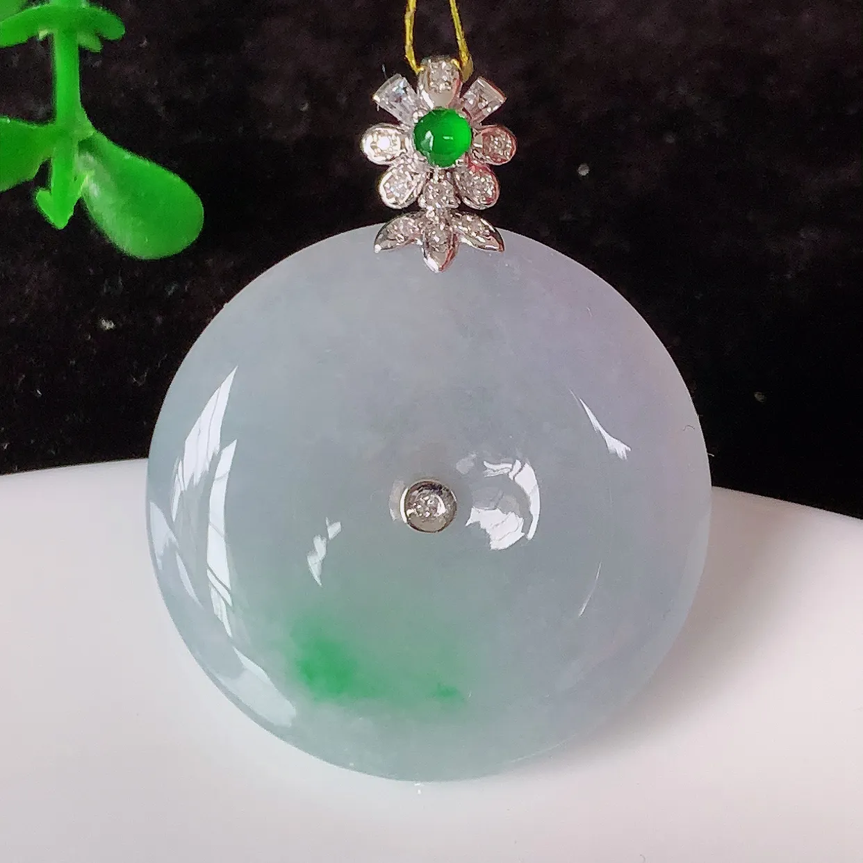 自然光实拍，18K金镶嵌冰飘绿翡翠平安扣吊坠，玉扣，冰润光泽，寓意平平安安，平安扣佩戴时尚漂亮！#35.29整体32.5*25.5*5.6裸石25.5*25.5