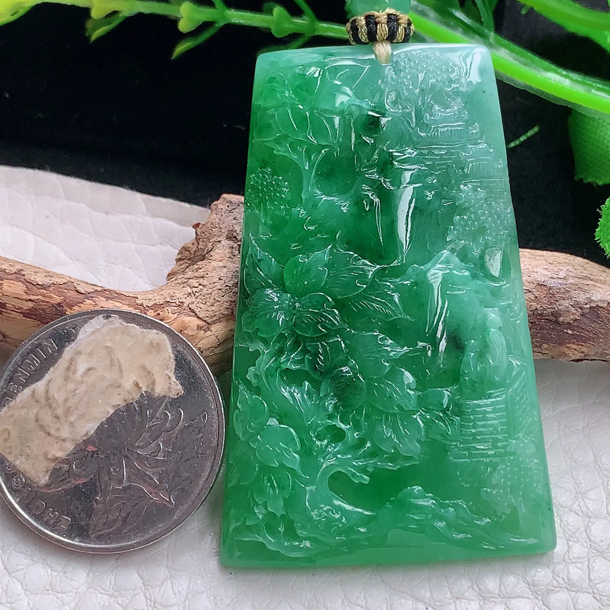 yl自然光53.6*34*6.2天然缅甸翡翠辣绿山水 大好河山玉吊坠