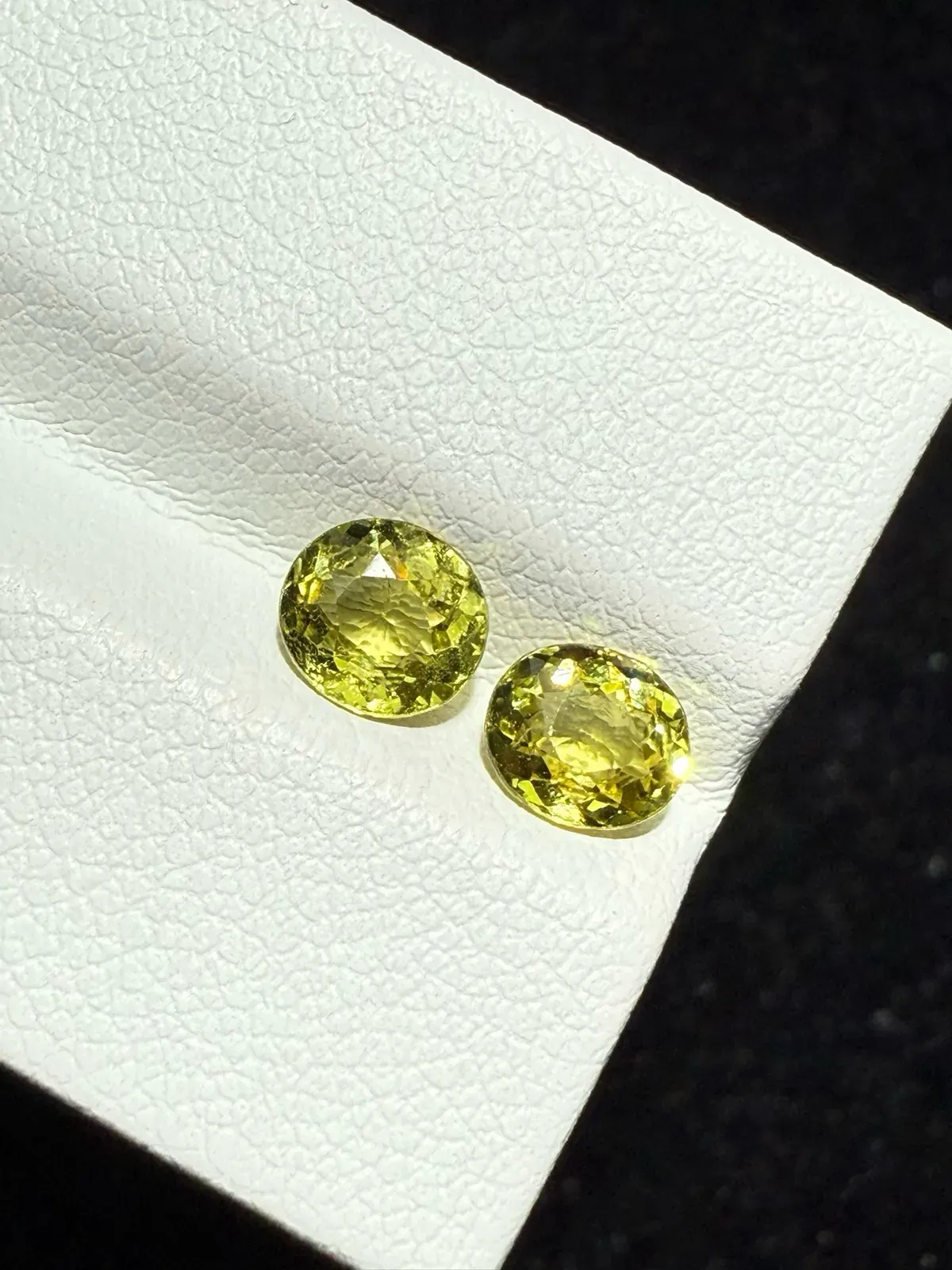 1.44ct天然马里榴石裸石，尺寸5.9*5*2.7毫米，颜色美艳 ，晶体通透，火彩足