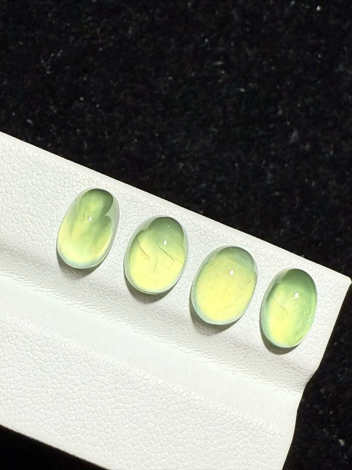 11.735ct天然葡萄石裸石，尺寸9.3*7.2*6.2mm，颜色美艳 ，微棉，冰透，起荧光