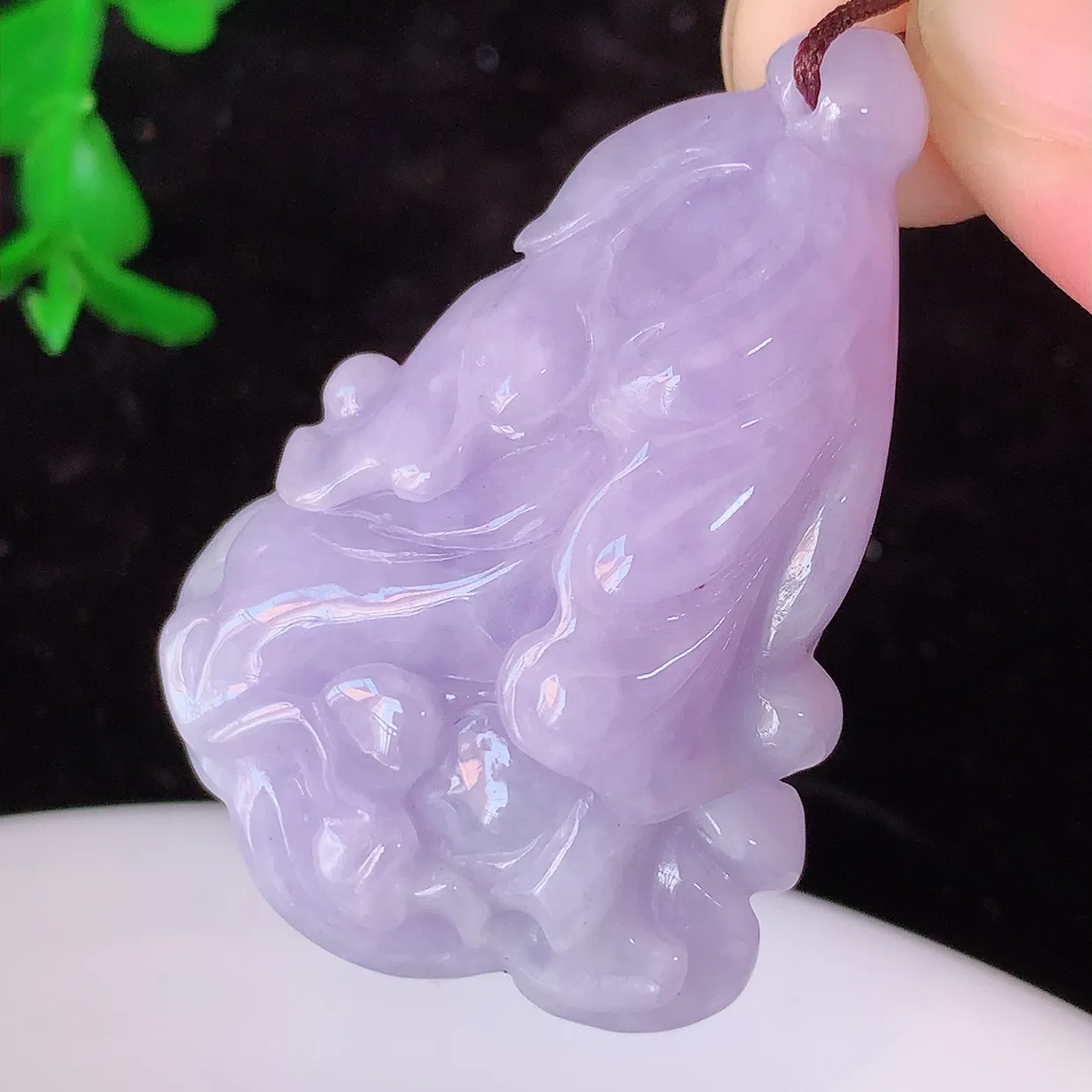 自然光实拍，冰润紫罗兰翡翠招百财白菜吊坠，百财聚来，财源滚滚，色泽鲜艳，精工水润的白菜，性价比高！#