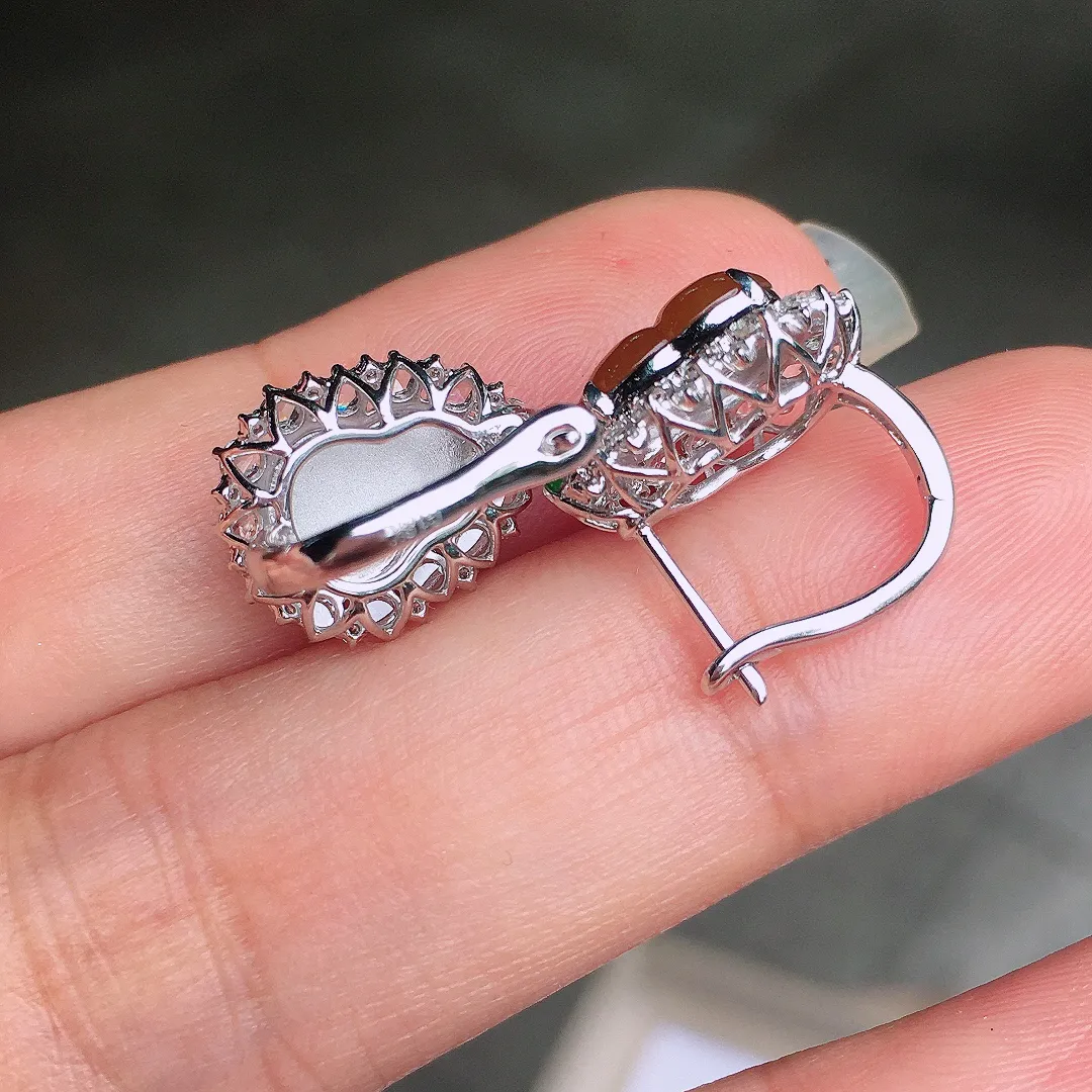 黄翡葫芦耳钉，色泽均匀艳丽，玉质细腻，荧光感超
强，饱满圆润，尽显优雅气质，18k
金豪华镶嵌