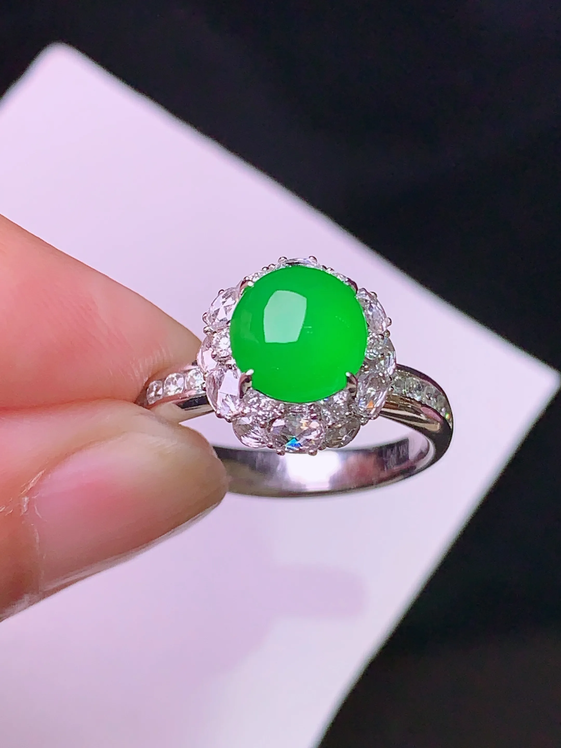 18k金钻镶嵌满绿蛋面戒指 玉质细腻 色泽艳丽 水润亮眼  圈14 整体尺寸11.8*10.6