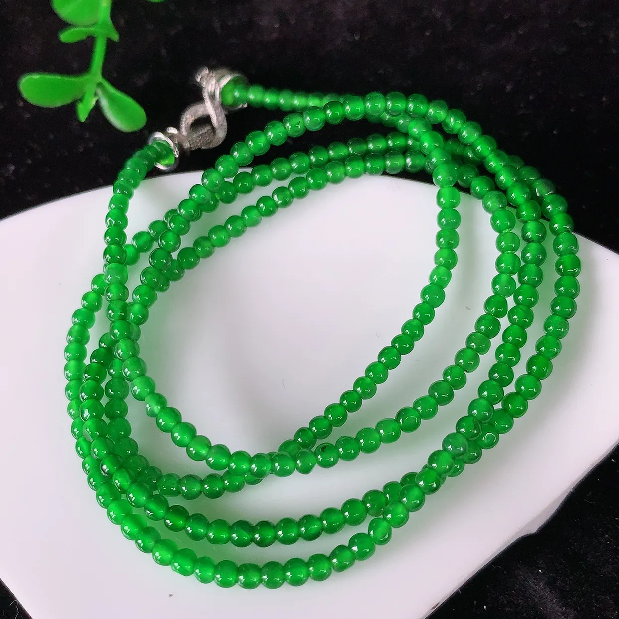 自然光实拍，冰种满色翡翠项链，翠色灵动，玉质细腻，颜色漂亮，品相佳，佩戴佳品！#81.29取一尺寸2.6mm