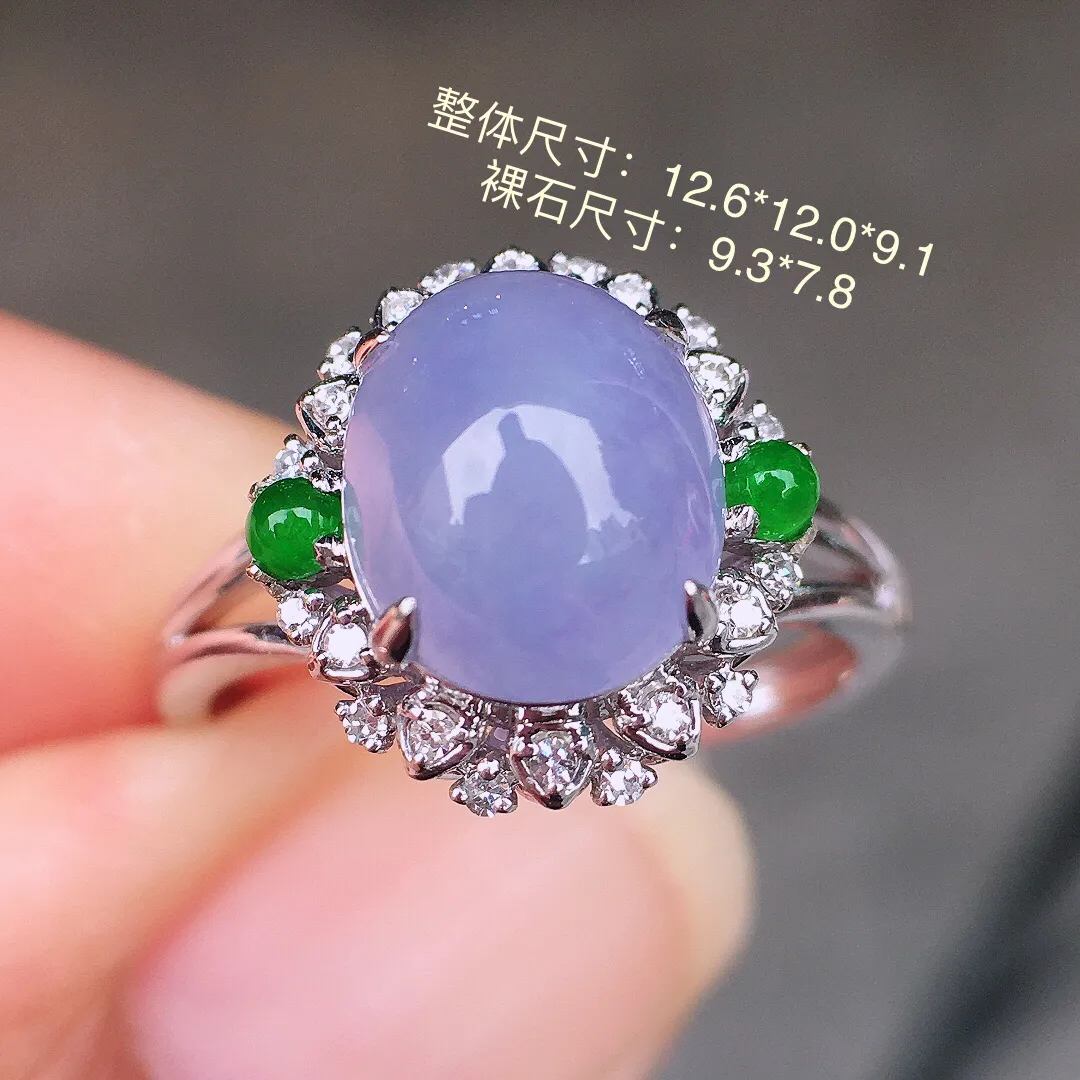 紫罗兰蛋面戒指，色泽均匀艳丽，玉质细腻，荧光感超
强，饱满圆润，尽显优雅气质，18k
金豪华镶嵌