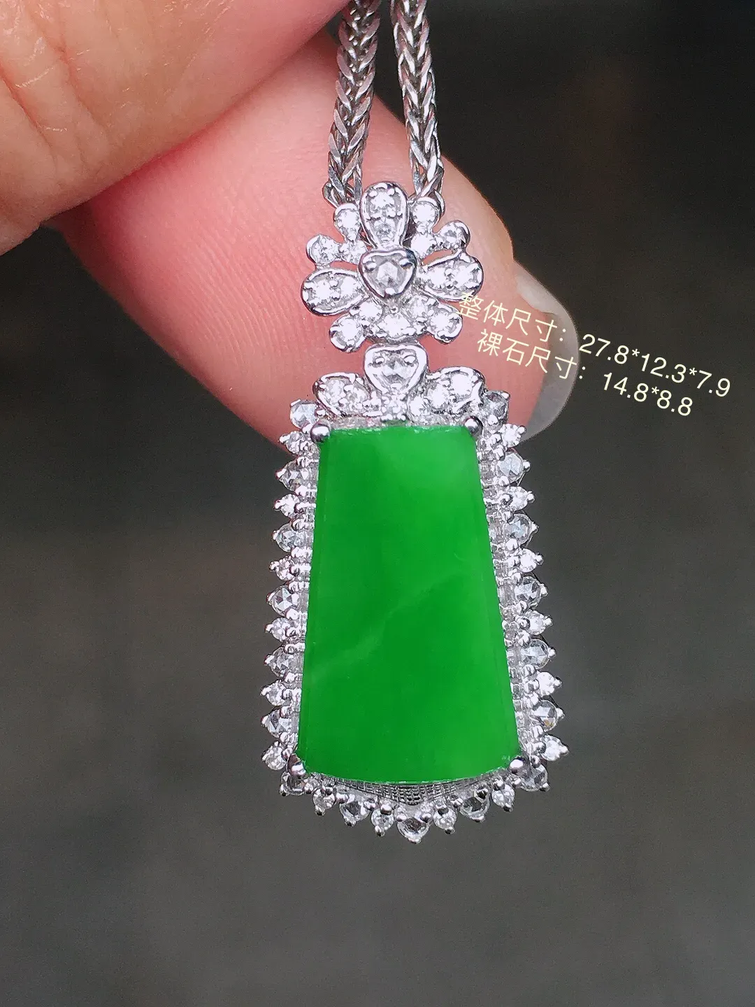 阳绿无事牌吊坠，色泽均匀艳丽，玉质细腻，荧光感超
强，饱满圆润，尽显优雅气质，18k
金豪华镶嵌