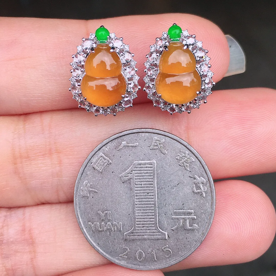 黄翡葫芦耳钉，色泽均匀艳丽，玉质细腻，荧光感超
强，饱满圆润，尽显优雅气质，18k
金豪华镶嵌