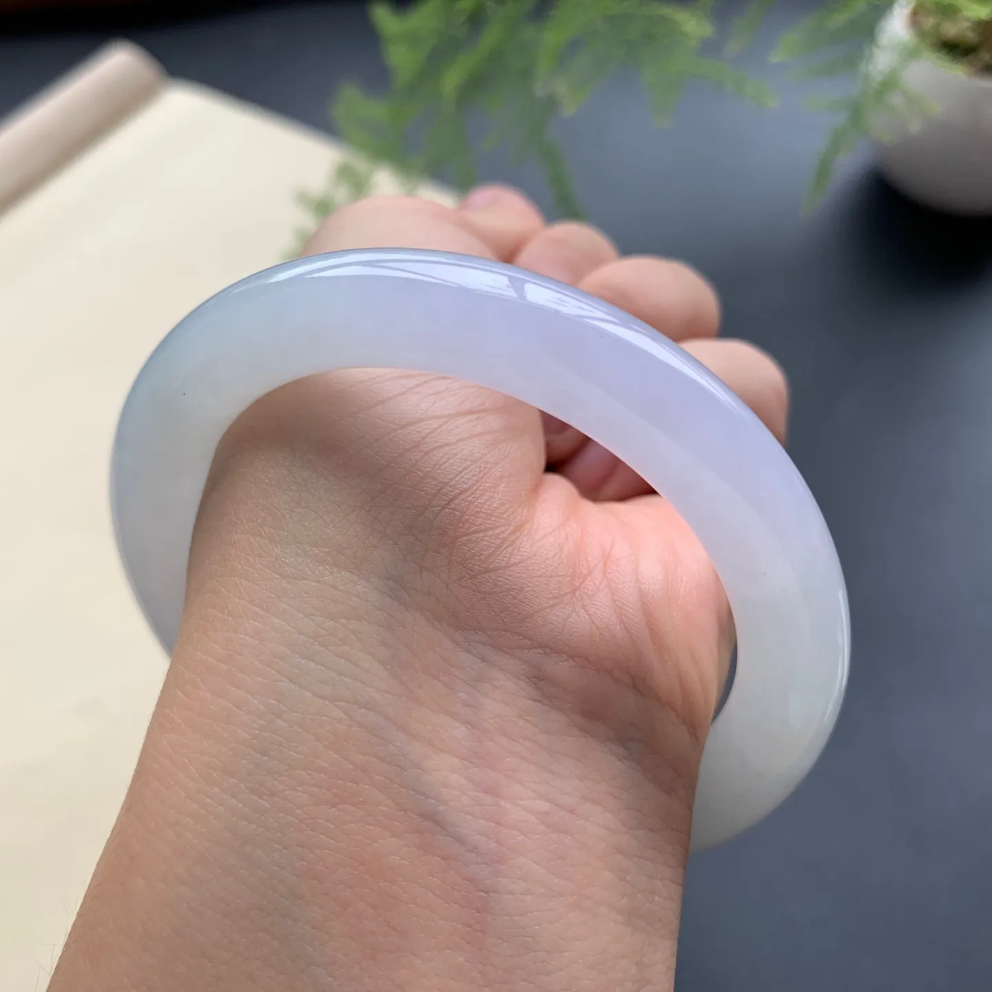 55.3圈口冰圆条手镯 尺寸：55.3-10-9.5，无纹裂，清爽干净，条形饱满