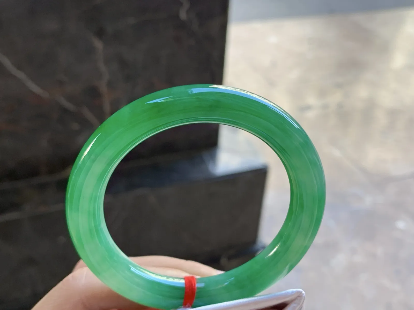 54.5-9.8

辣阳绿色圆条手镯^_^颜色鲜艳 玉质温润