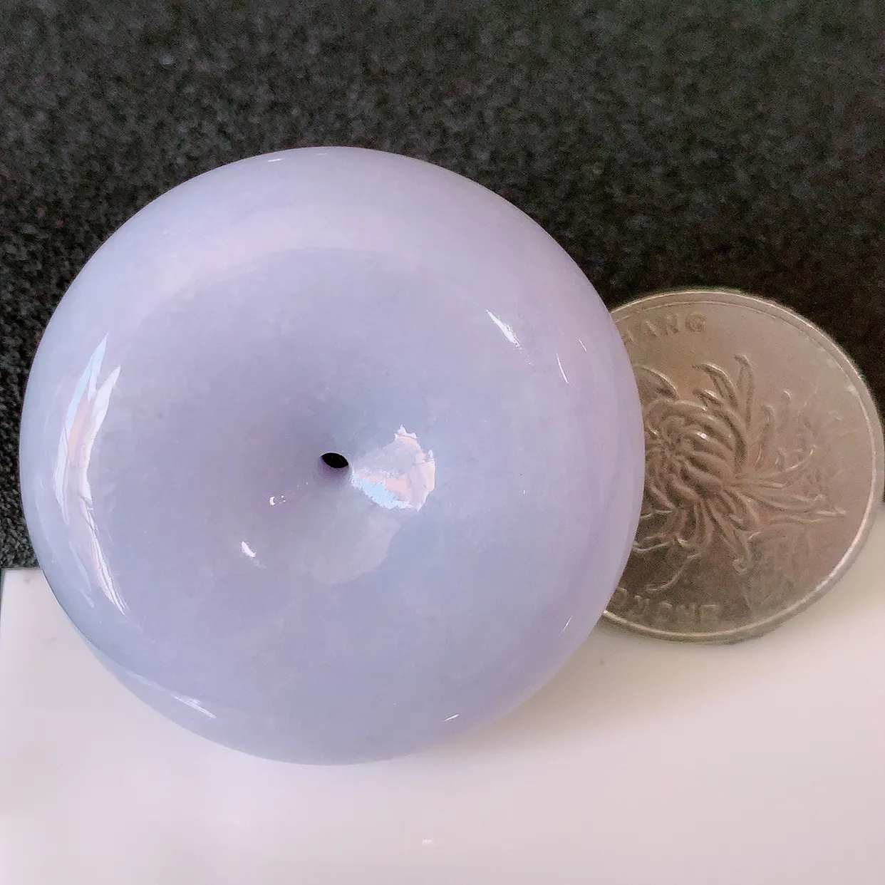 自然光实拍，大件厚装紫罗兰翡翠平安扣吊坠，形体饱满圆润，平安扣肥嘟嘟的，平平安安，平安扣种水很好，配戴精美！#05.26