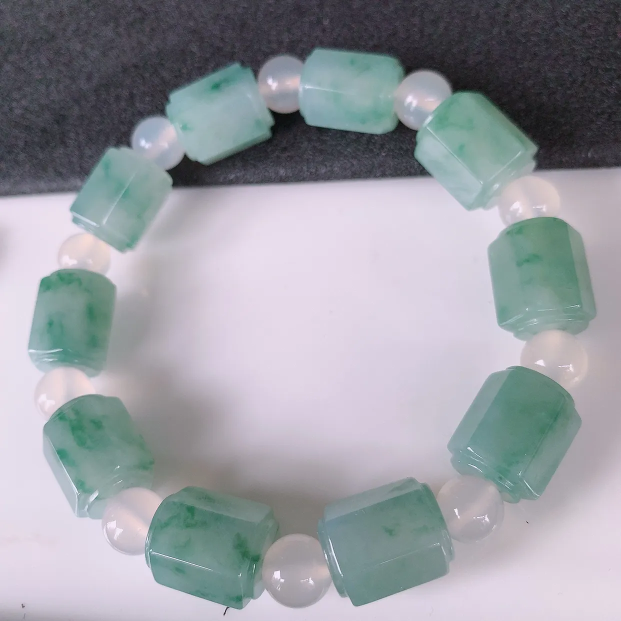 自然光实拍，冰润飘花翡翠路路通手串，花式飘逸，佩戴效果大方时尚，圆珠为装饰珠！#89.29取一尺寸13.8*10.5