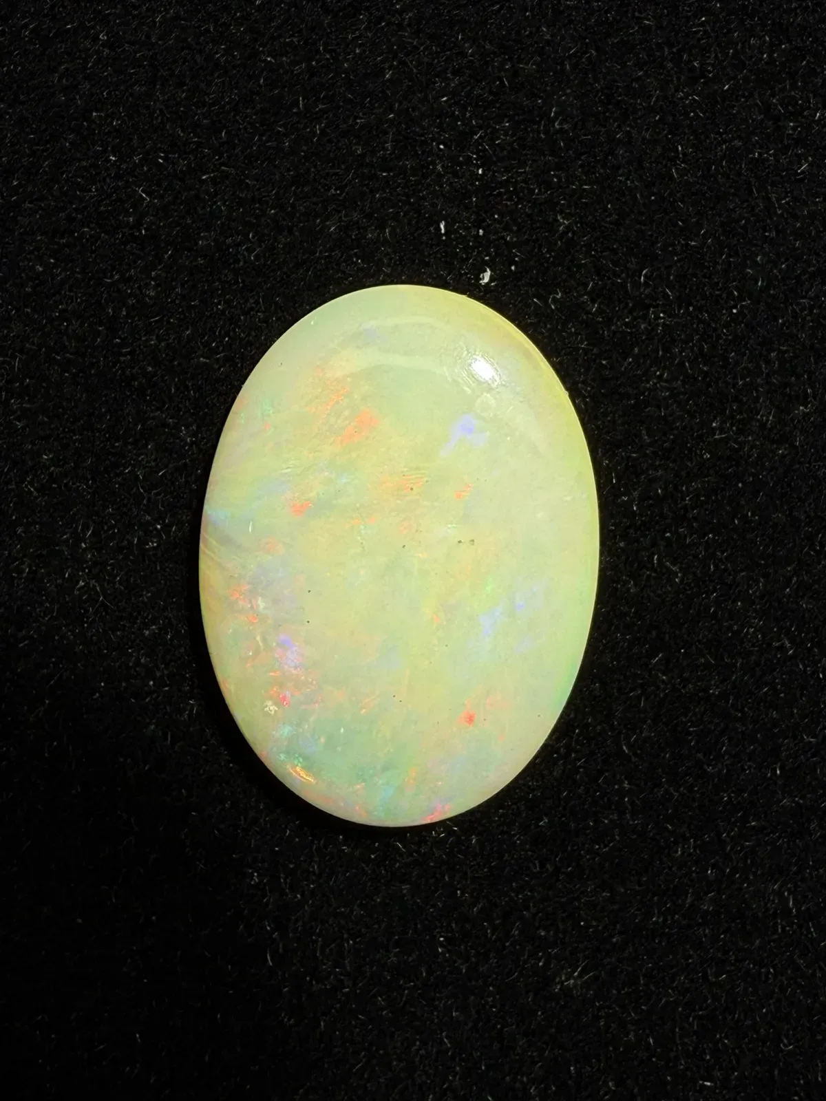 5.71ct天然彩欧泊裸石，尺寸18.5*13.5*4.2mm，颜色美艳，油画般色彩，火彩足。