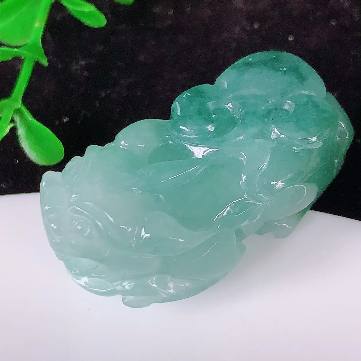 自然光实拍，冰胶飘花翡翠招财貔貅吊坠，民间有“一摸貔貅运程旺盛，再摸貔貅财运滚滚，三摸貔貅平步青云 ”的美好祝愿。#81.29