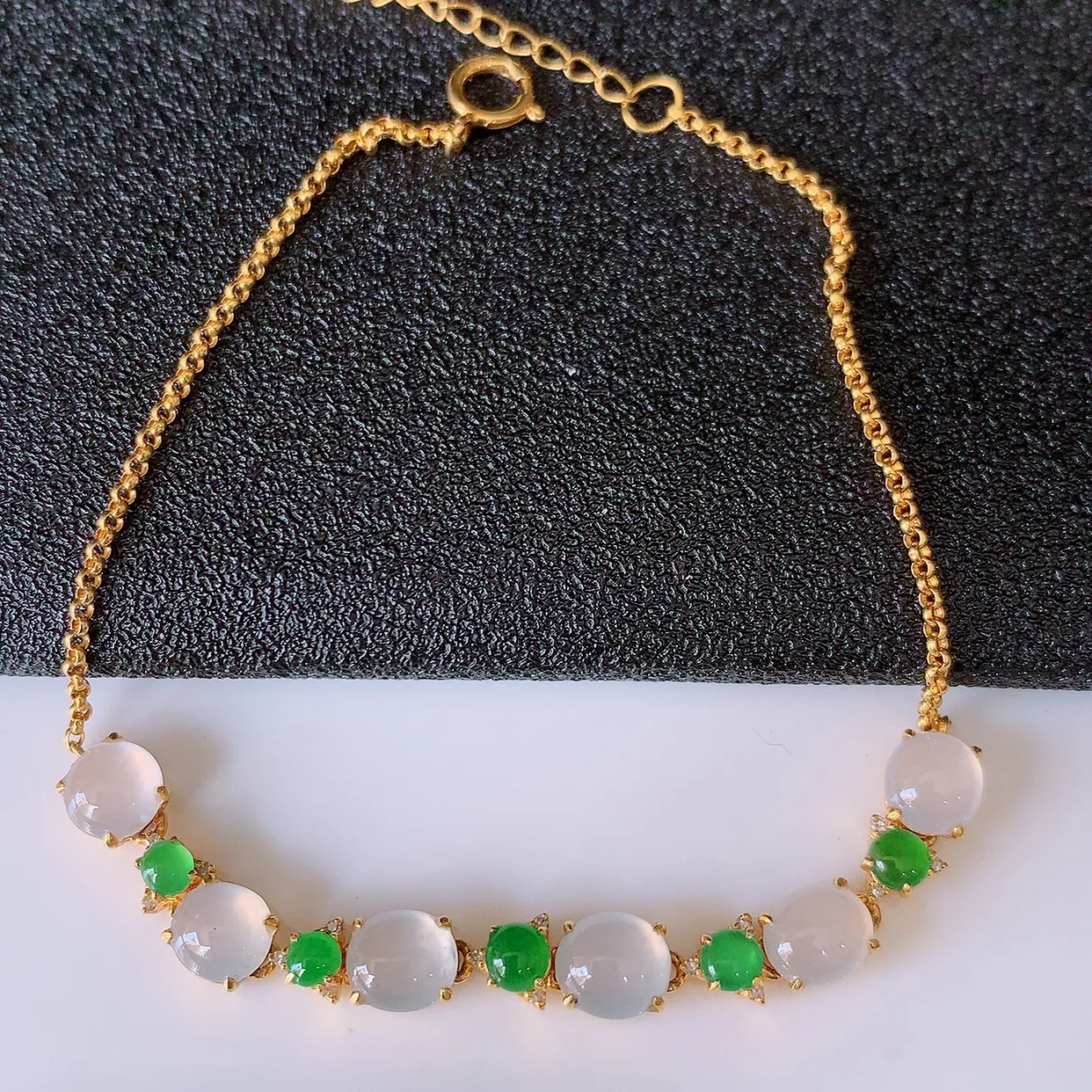 自然光实拍 18k金镶嵌冰种翡翠手链，沁人心脾，豪华镶嵌而成，手链佩戴效果大气出众，尽显气质。翡翠种