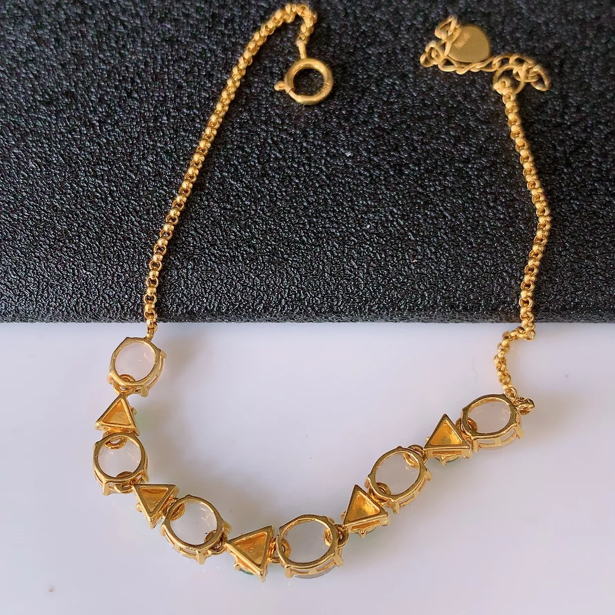 自然光实拍 18k金镶嵌冰种翡翠手链，沁人心脾，豪华镶嵌而成，手链佩戴效果大气出众，尽显气质。翡翠种水好，胶感足，颜相当漂亮，高性价比，值得入手品鉴！#00.26取一整体5.5*4.8*4裸石5.5-4.8