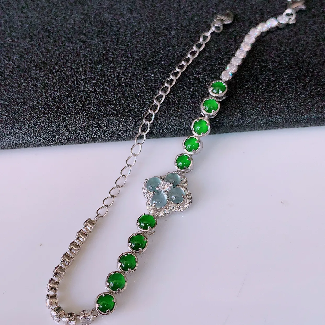 冰透满绿翡翠925银镶嵌手链，自然光实拍，翠色灵动，颜色漂亮，种老水足，品相佳，佩戴佳品！#97.26取一整体12.6*12.5-4.5裸石3.5*3.5