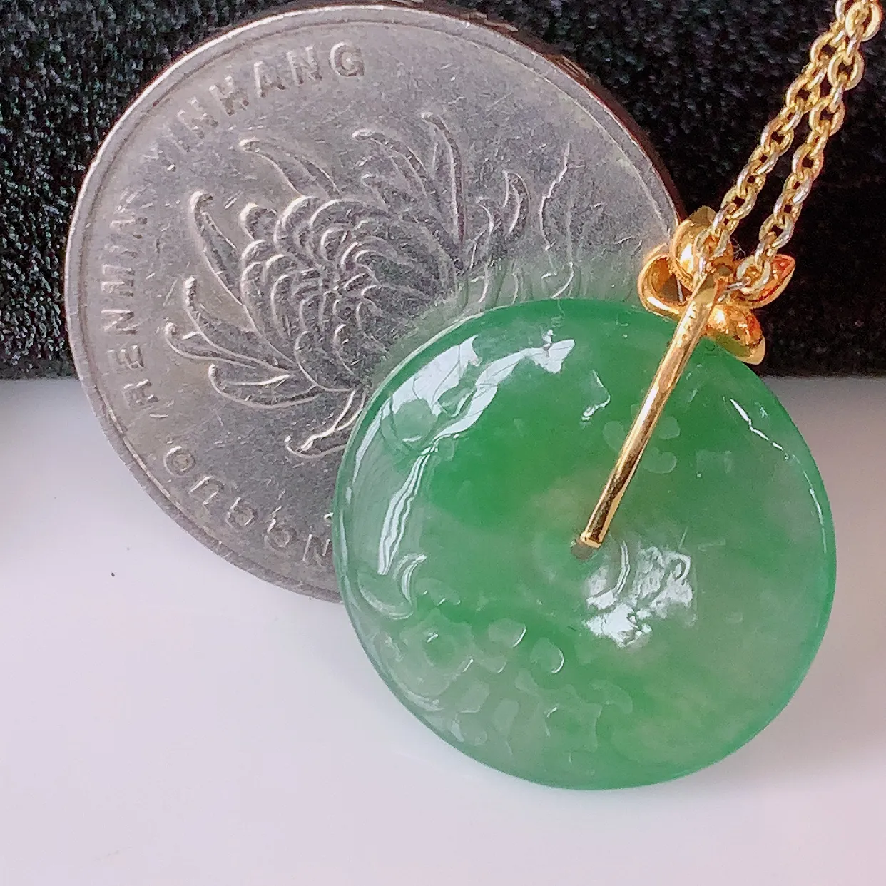 18K金镶嵌冰种飘绿翡翠平安扣吊坠，水润光泽，寓意平平安安，佩戴时尚漂亮！#1.29整体23*19.5*4裸19.5*19.5