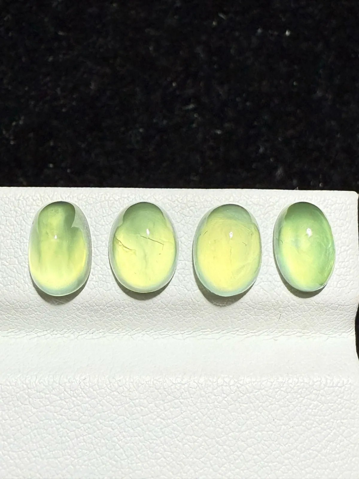 11.735ct天然葡萄石裸石，尺寸9.3*7.2*6.2mm，颜色美艳 ，微棉，冰透，起荧光