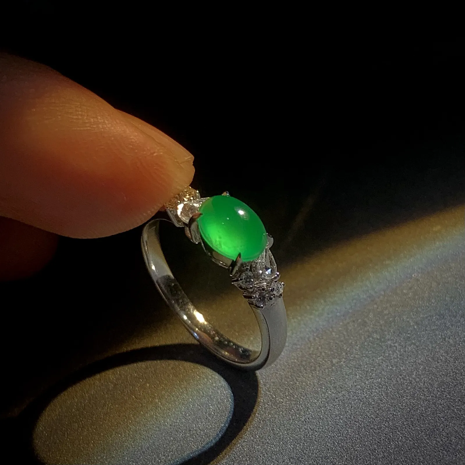 绿戒指，裸石7.2-5.6-3.6mm，
14#可改，18K金，南非钻，。