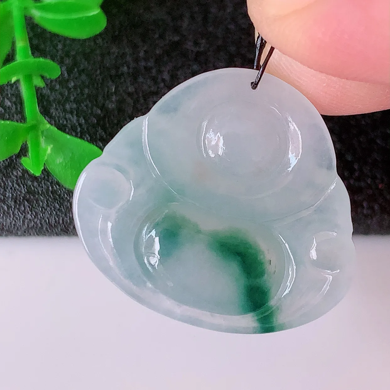 自然光实拍，冰飘花翡翠佛公吊坠，玉笑佛，饱满，开脸喜庆，配戴优雅迷人！#01.26