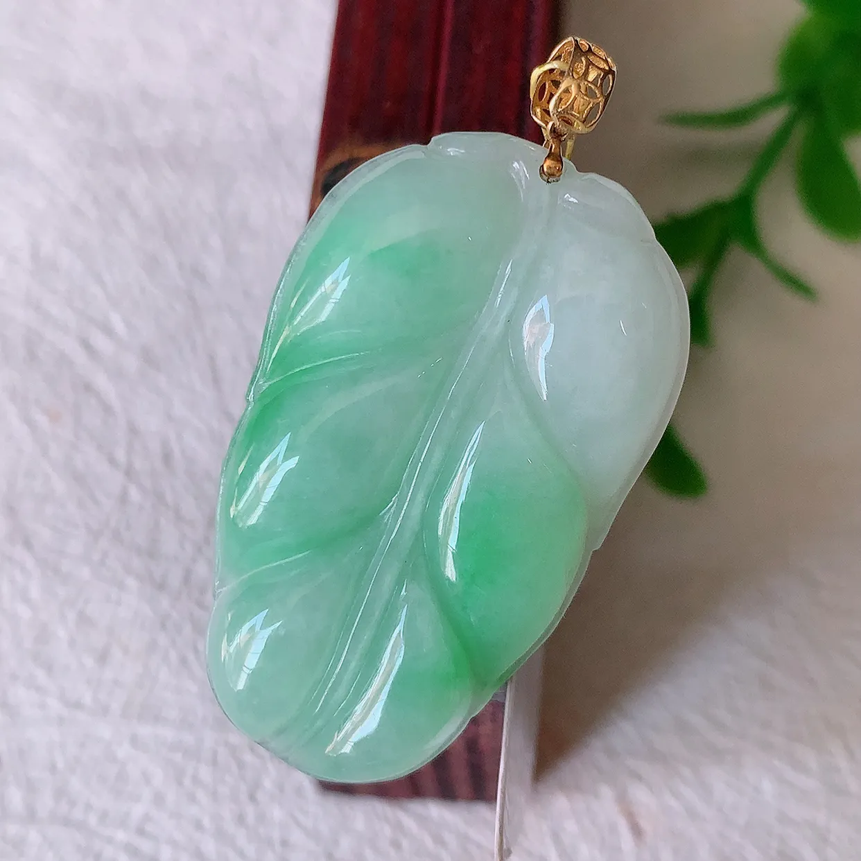 18K金镶嵌飘绿翡翠叶子吊坠 ，种水足，色泽清新，工艺精湛，叶子寓意美好；金枝玉叶，事业有成。#35.26整体41裸35.5*21*5.5