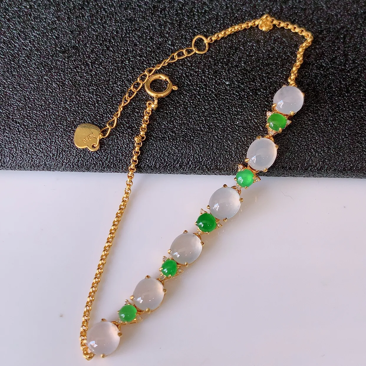 自然光实拍 18k金镶嵌冰种翡翠手链，沁人心脾，豪华镶嵌而成，手链佩戴效果大气出众，尽显气质。翡翠种水好，胶感足，颜相当漂亮，高性价比，值得入手品鉴！#00.26取一整体5.5*4.8*4裸石5.5-4.8