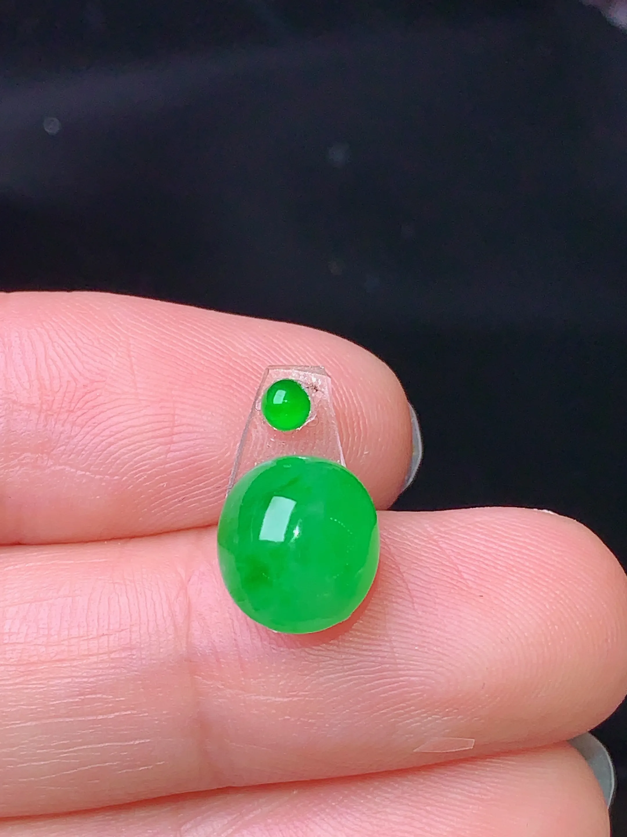 镶嵌款 翠绿蛋面吊坠 玉质细腻 色泽艳丽 水润亮眼  整体尺寸9.5*8.5*4.6