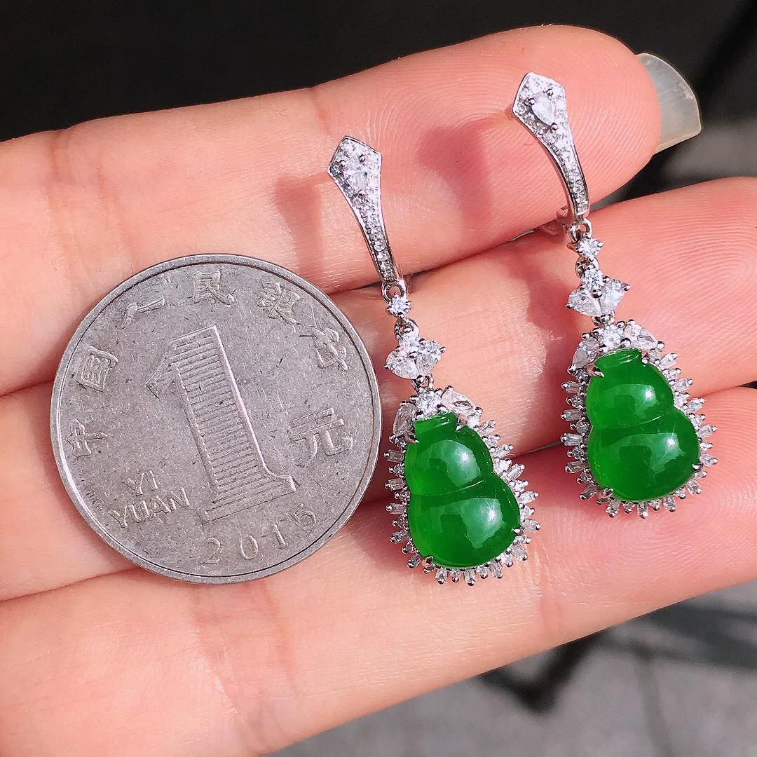 阳绿葫芦耳坠，色泽均匀艳丽，玉质细腻，荧光感超
强，饱满圆润，尽显优雅气质，18k
金豪华镶嵌