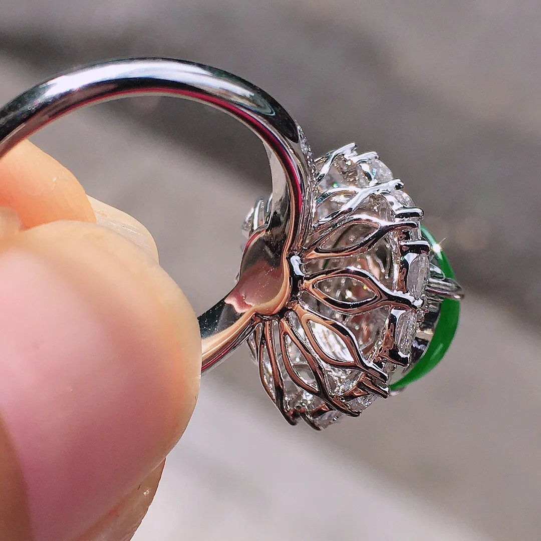 阳绿蛋面戒指，色泽均匀艳丽，玉质细腻，荧光感超
强，饱满圆润，尽显优雅气质，18k
金豪华镶嵌