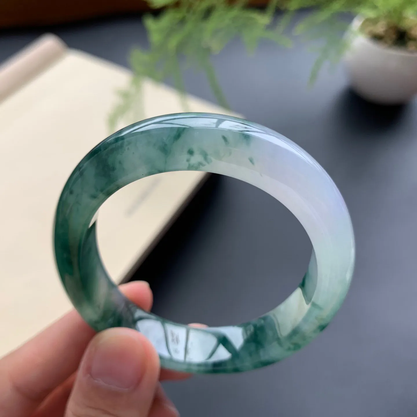 53.5圈口冰种飘花贵妃手镯 尺寸：53.5-46.2-12-7.6，无纹裂，水润起胶，花色浓郁