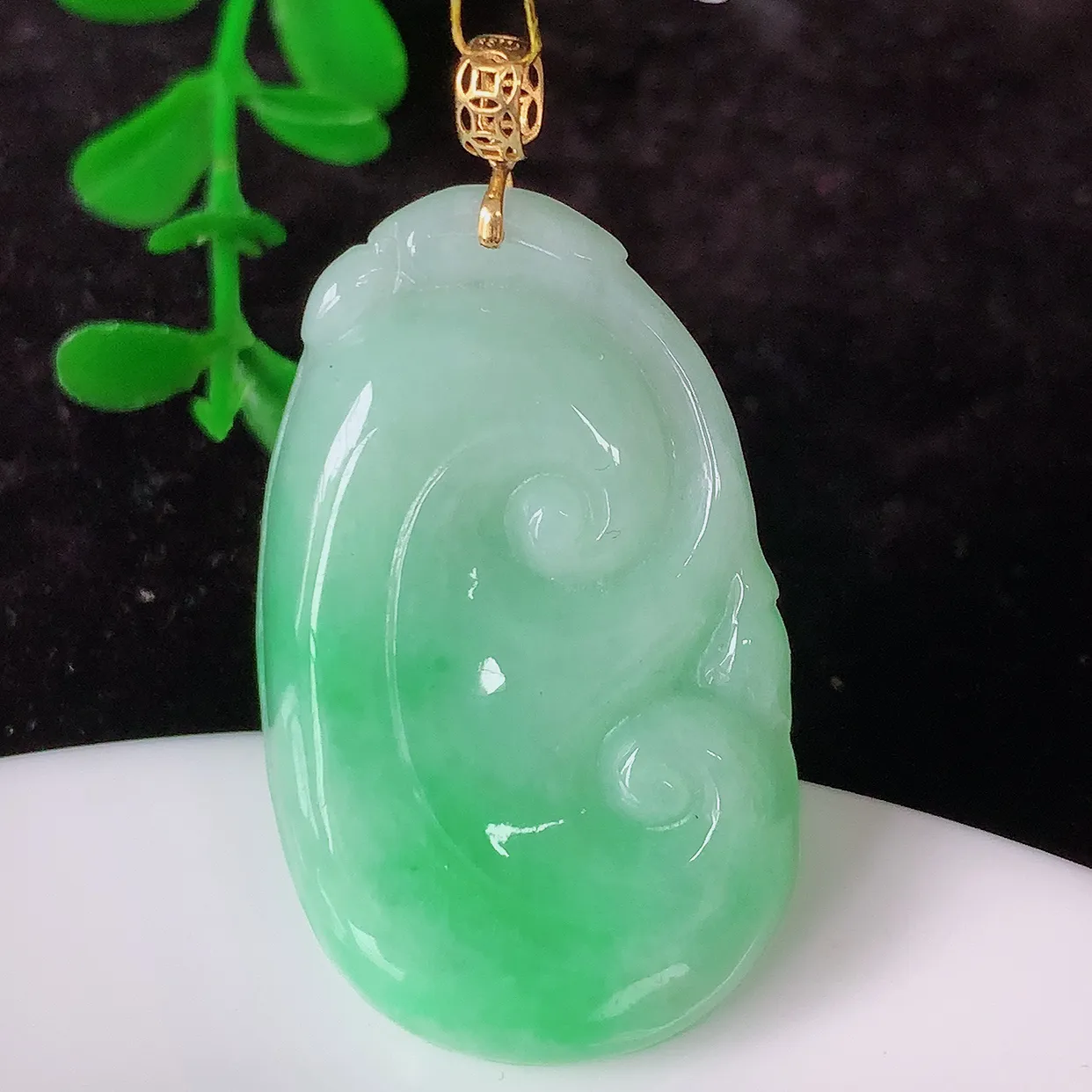 自然光实拍，18K金镶嵌冰润飘绿翡翠如意吊坠，款式新颖，佩戴效果时尚出众，尽显气质，玉质细腻，美感十足。#35.29整体42.5裸石37*22.5*5.5