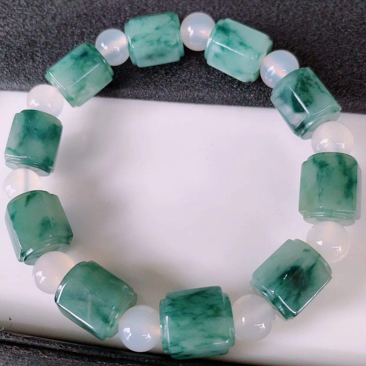 自然光实拍，冰润飘花翡翠路路通手串，花式飘逸，佩戴效果大方时尚，圆珠为装饰珠！#89.29取一尺寸12.5*10.5