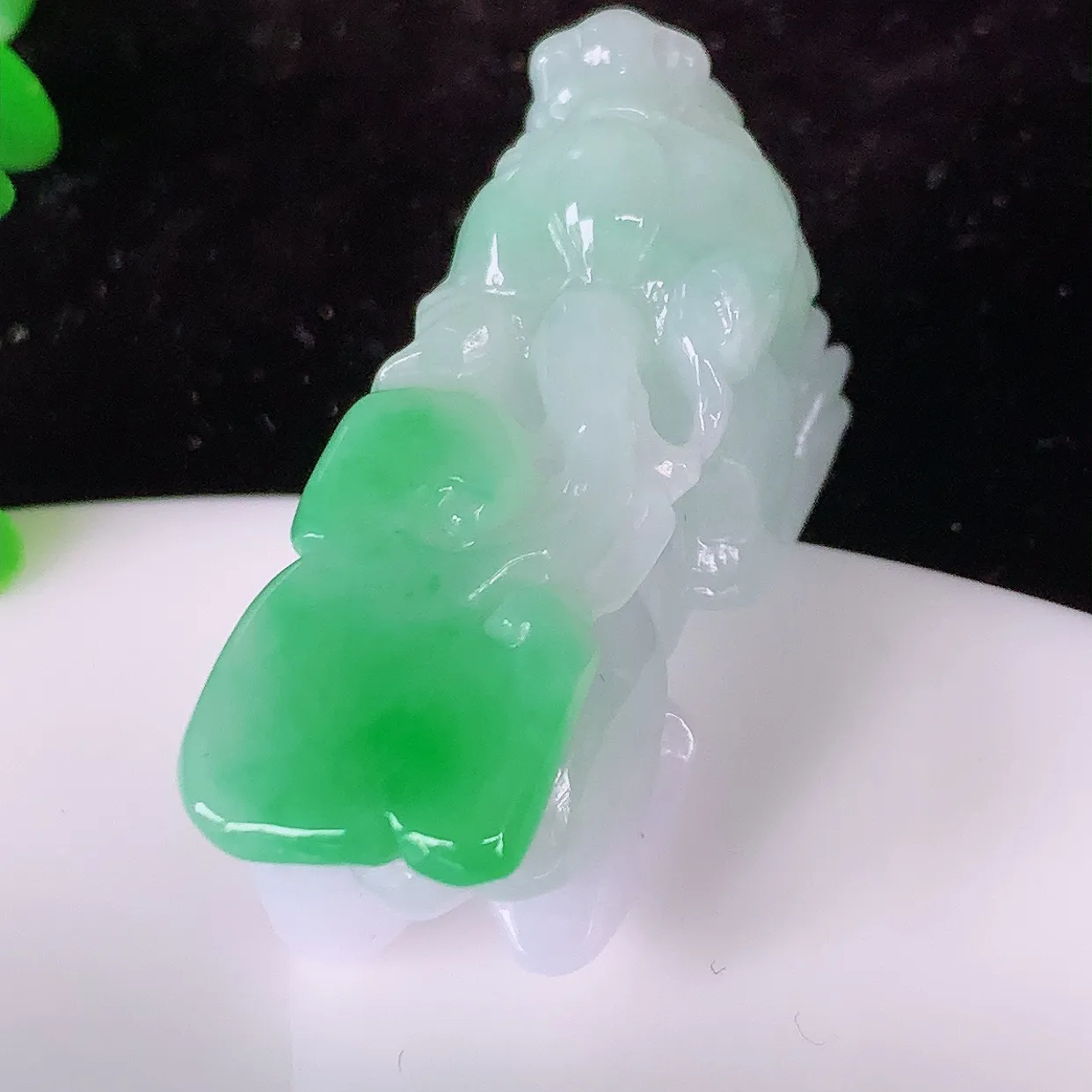 自然光实拍，冰润春带彩翡翠招财貔貅吊坠，民间有“一摸貔貅运程旺盛，再摸貔貅财运滚滚，三摸貔貅平步青云 ”的美好祝愿。#81.29