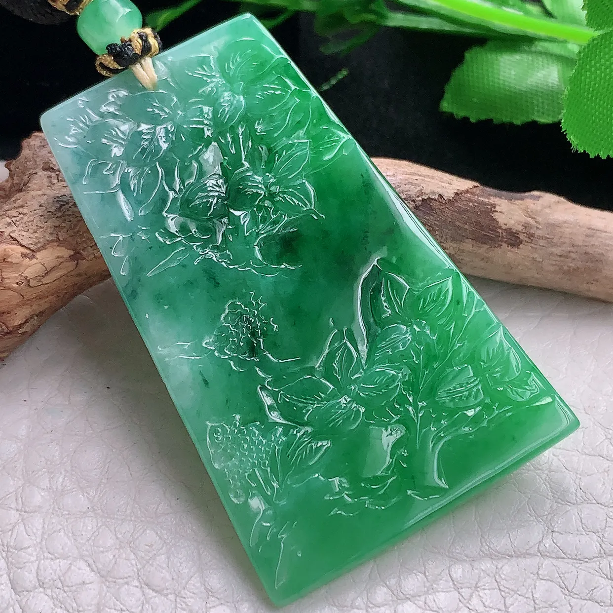 yl自然光53.6*34*6.2天然缅甸翡翠辣绿山水 大好河山玉吊坠