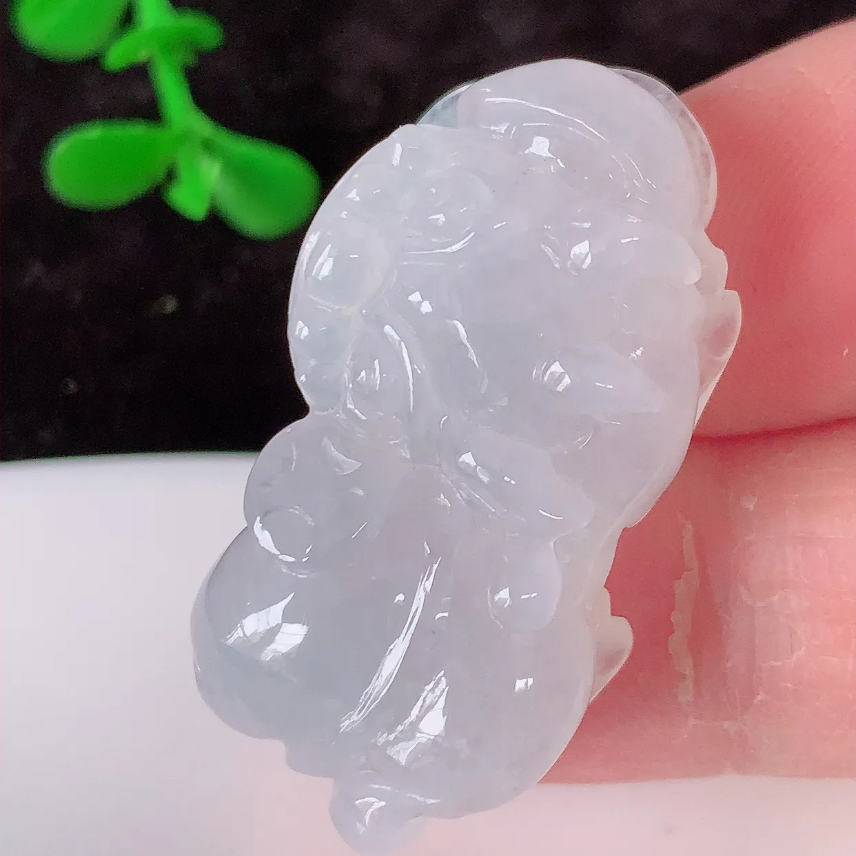 自然光实拍，冰种翡翠招财貔貅吊坠，民间有“一摸貔貅运程旺盛，再摸貔貅财运滚滚，三摸貔貅平步青云 ”的美好祝愿。#81.29