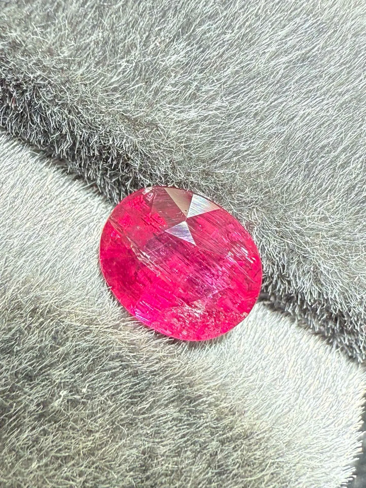 1.981ct天然卢比来碧玺裸石，尺寸8.5×7×4.6mm，颜色美艳，晶体微棉，火彩足