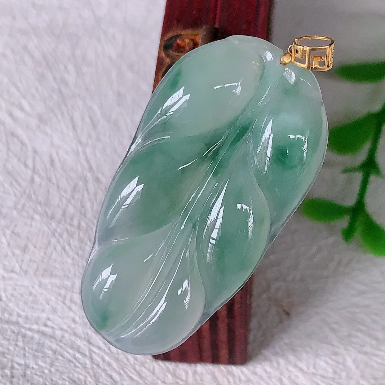 18K金镶嵌冰种飘花翡翠叶子吊坠 ，种水足，色泽清新，工艺精湛，叶子寓意美好；金枝玉叶，事业有成。#93.29整体43.8裸石39*20.5-4.8