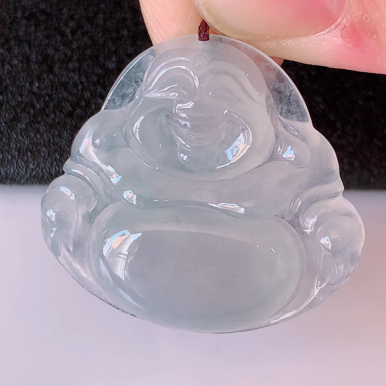 自然光实拍，冰种翡翠佛公，水灵起胶，翠色迷人，佛公在心中，一生平安，饱满圆润，开怀大笑佛公，配戴灵气