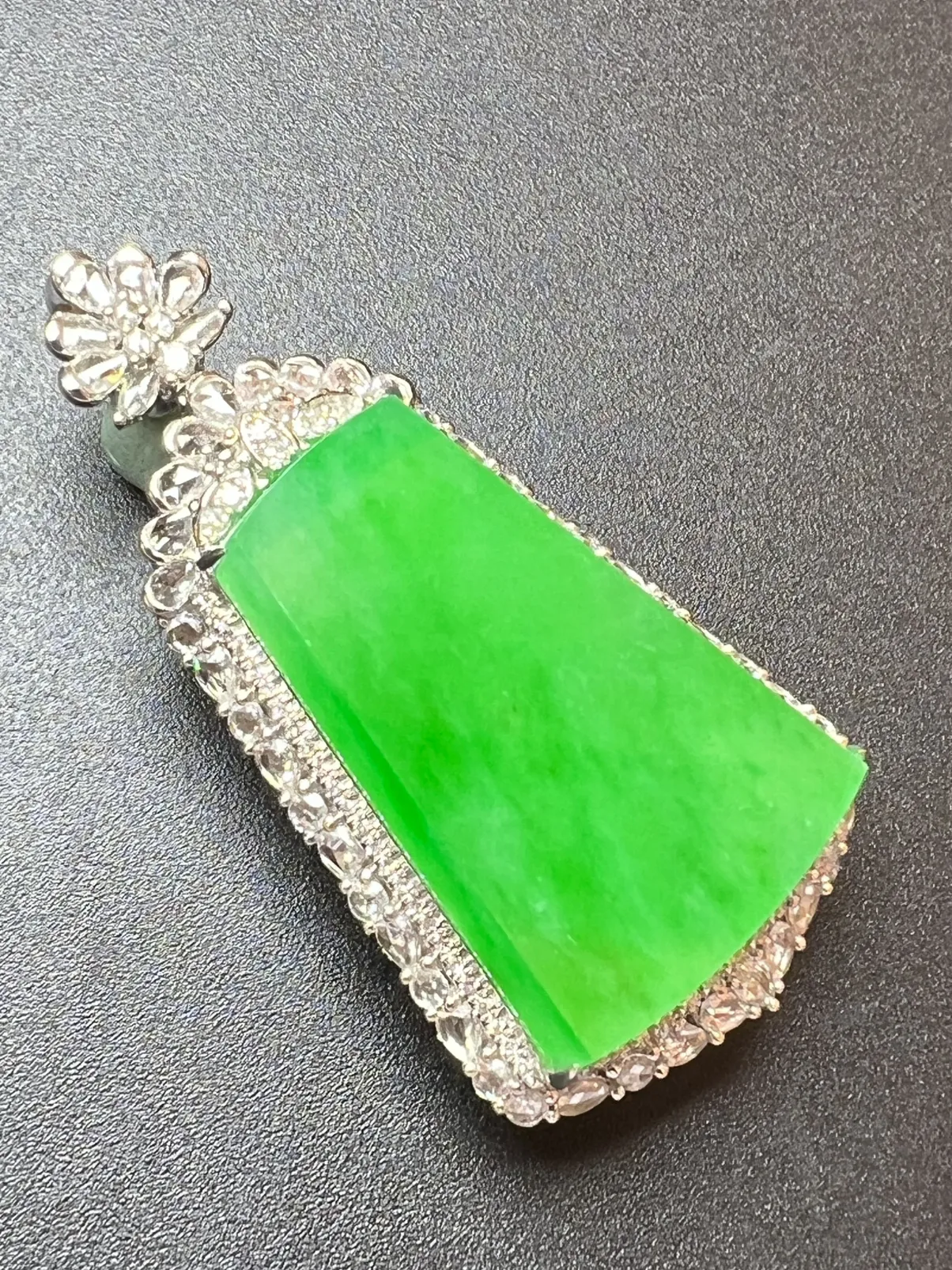 阳绿方牌色阳、超厚装，整体尺寸45.7*23.8*14 裸石尺寸27.6*18.9*4.5