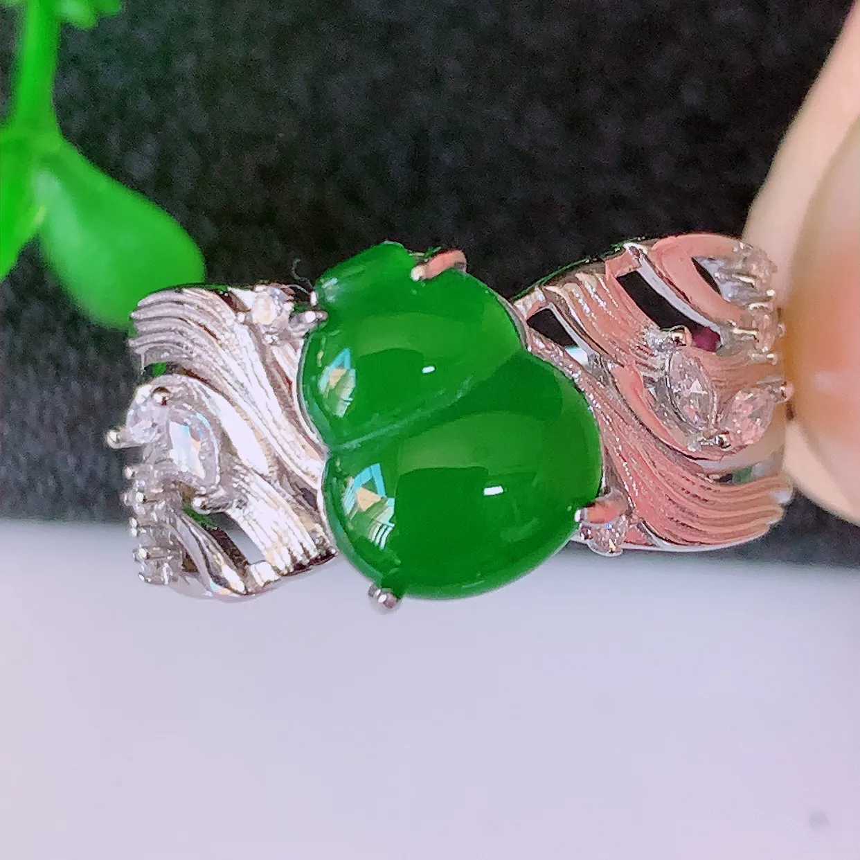 冰透满绿翡翠925银镶嵌戒指，自然光实拍，翠色灵动，颜色漂亮，种老水足，品相佳，佩戴佳品！#97.26（圈口可调大小）整体23.5-20-5裸石10*7.5