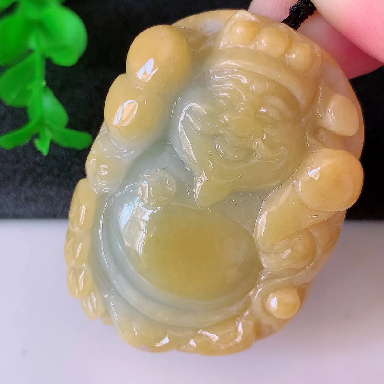 自然光实拍，冰润黄翡双彩翡翠财神爷吊坠，翡翠招财财神爷，财神到你家里来，年年月月发大财，形态极为讨喜，佩戴效果招财迷人#41.26