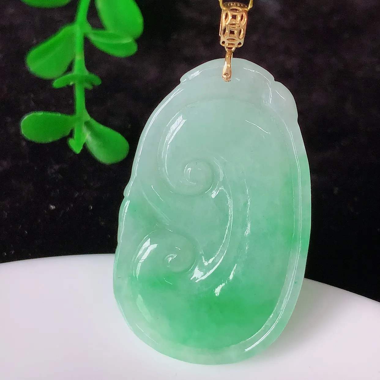 自然光实拍，18K金镶嵌冰润飘绿翡翠如意吊坠，款式新颖，佩戴效果时尚出众，尽显气质，玉质细腻，美感十足。#35.29整体42.5裸石37*22.5*5.5