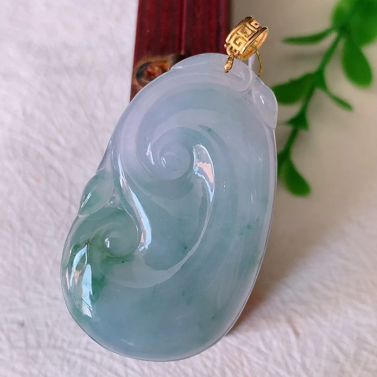 自然光实拍，18k金镶嵌紫罗兰飘花翡翠如意吊坠，寓意顺心如意，事事如意，吉祥如意，细腻饱满，色泽鲜艳，称心如意佩戴优雅时尚！#35.26整体45.5裸石39.5*24.5*5.6