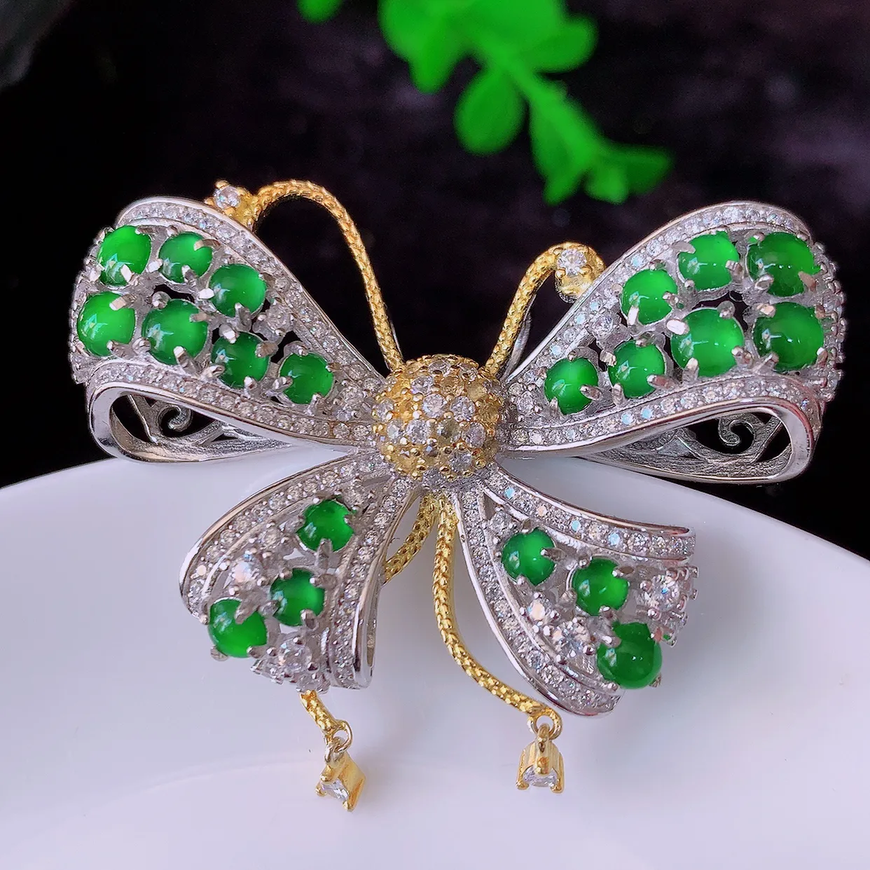 冰透满绿翡翠925银镶嵌蝴蝶胸针，自然光实拍，翠色灵动，颜色漂亮，种老水足，品相佳，佩戴佳品！#97