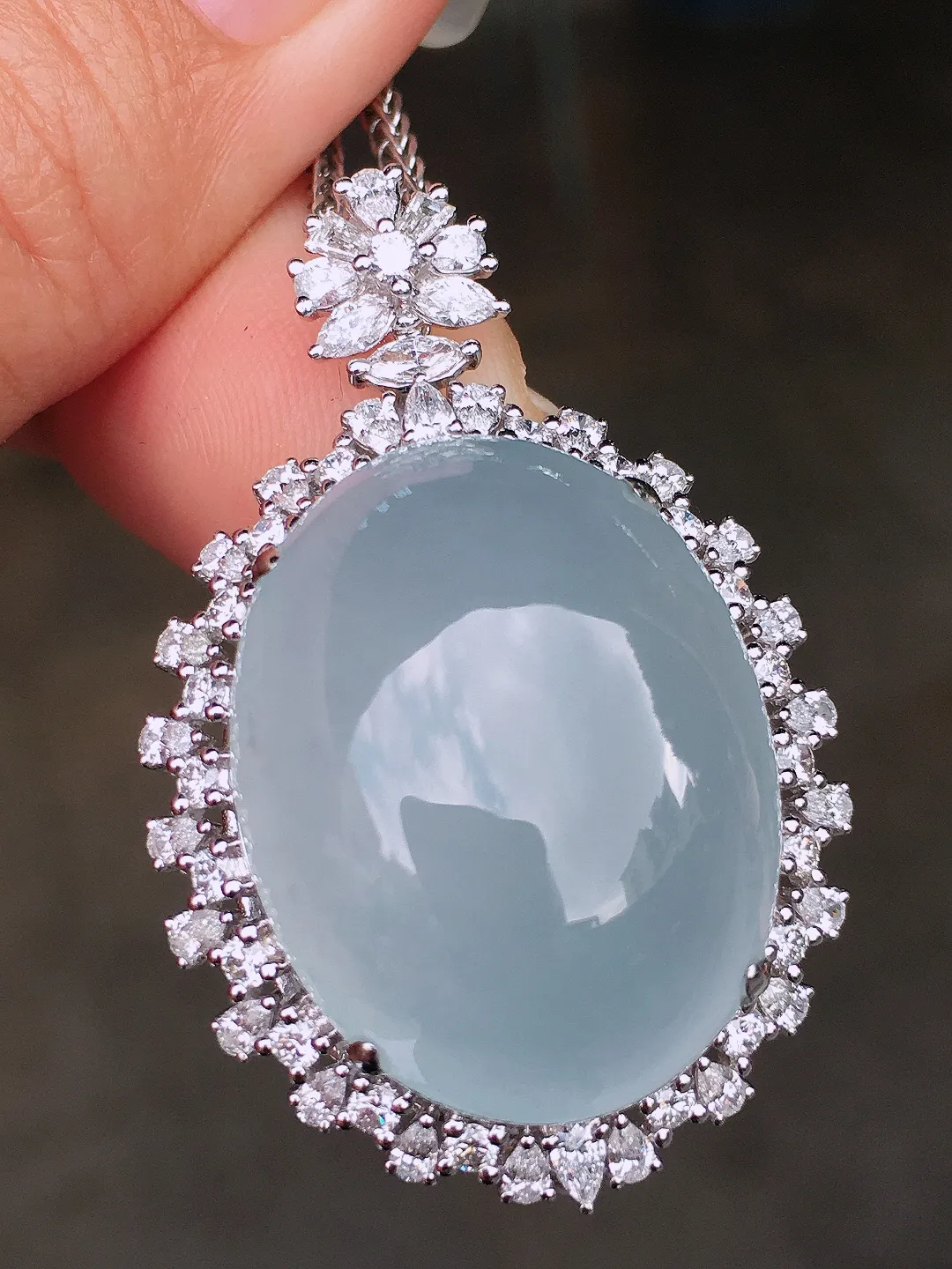 冰种蛋面吊坠，玉质细腻，荧光感超
强，饱满圆润，尽显优雅气质，18k
金豪华镶嵌