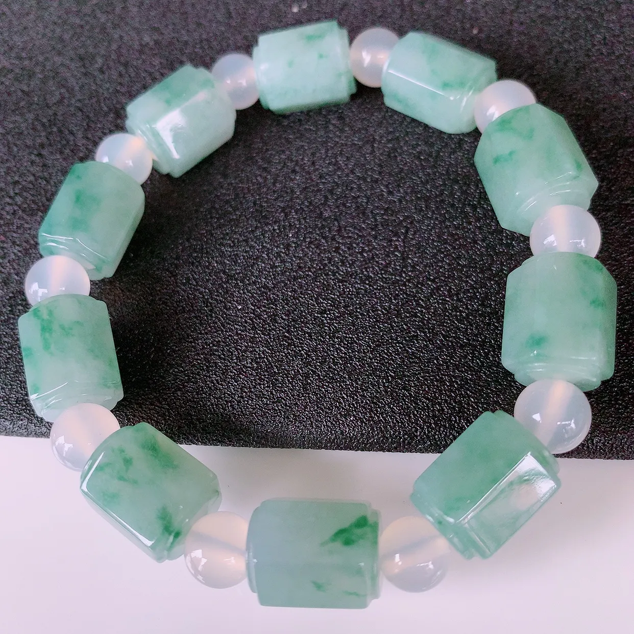 自然光实拍，冰润飘花翡翠路路通手串，花式飘逸，佩戴效果大方时尚，圆珠为装饰珠！#89.29取一尺寸13.8*10.5