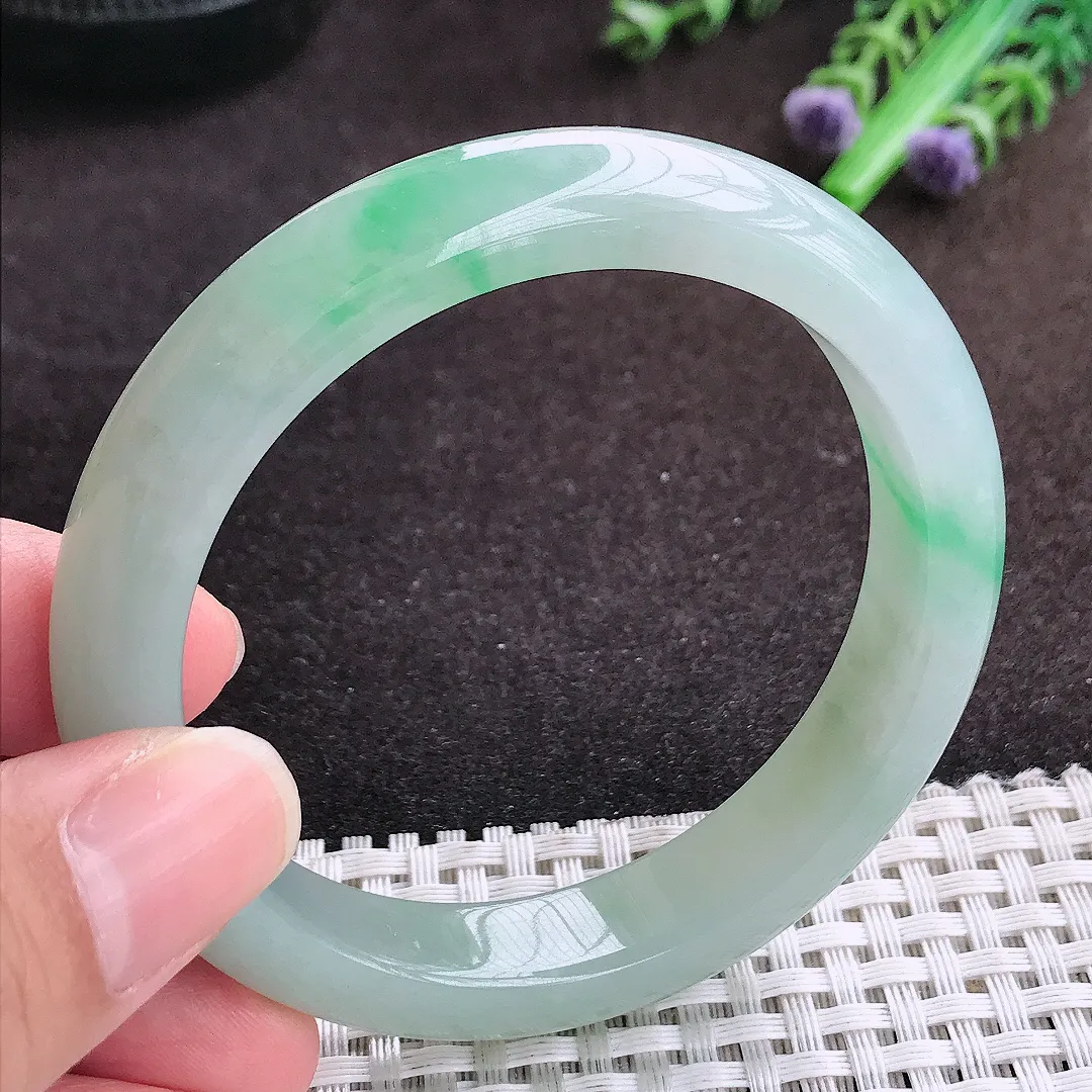 自然光55.5/11.4/8.3老坑秀气温润飘绿手镯宽边翡翠玉镯手环