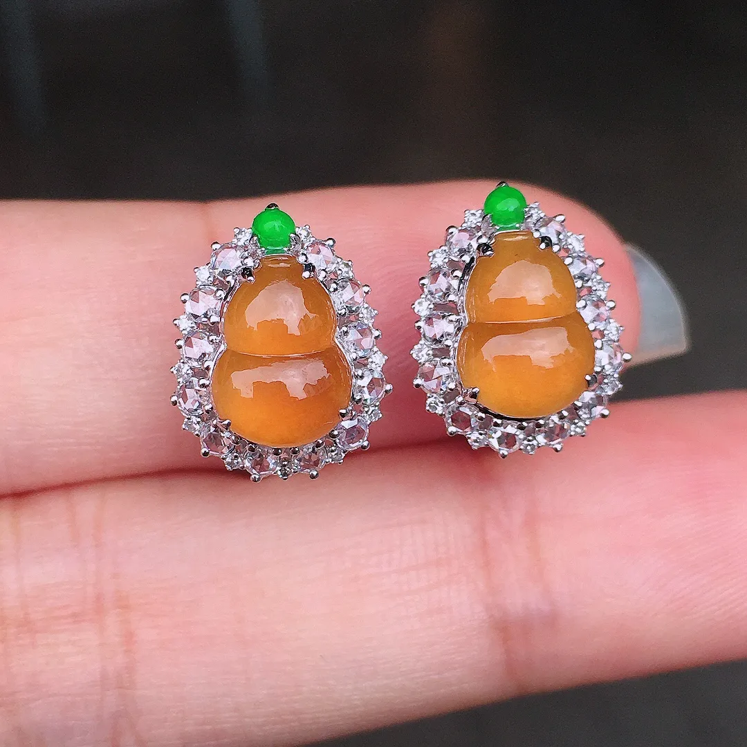 黄翡葫芦耳钉，色泽均匀艳丽，玉质细腻，荧光感超
强，饱满圆润，尽显优雅气质，18k
金豪华镶嵌