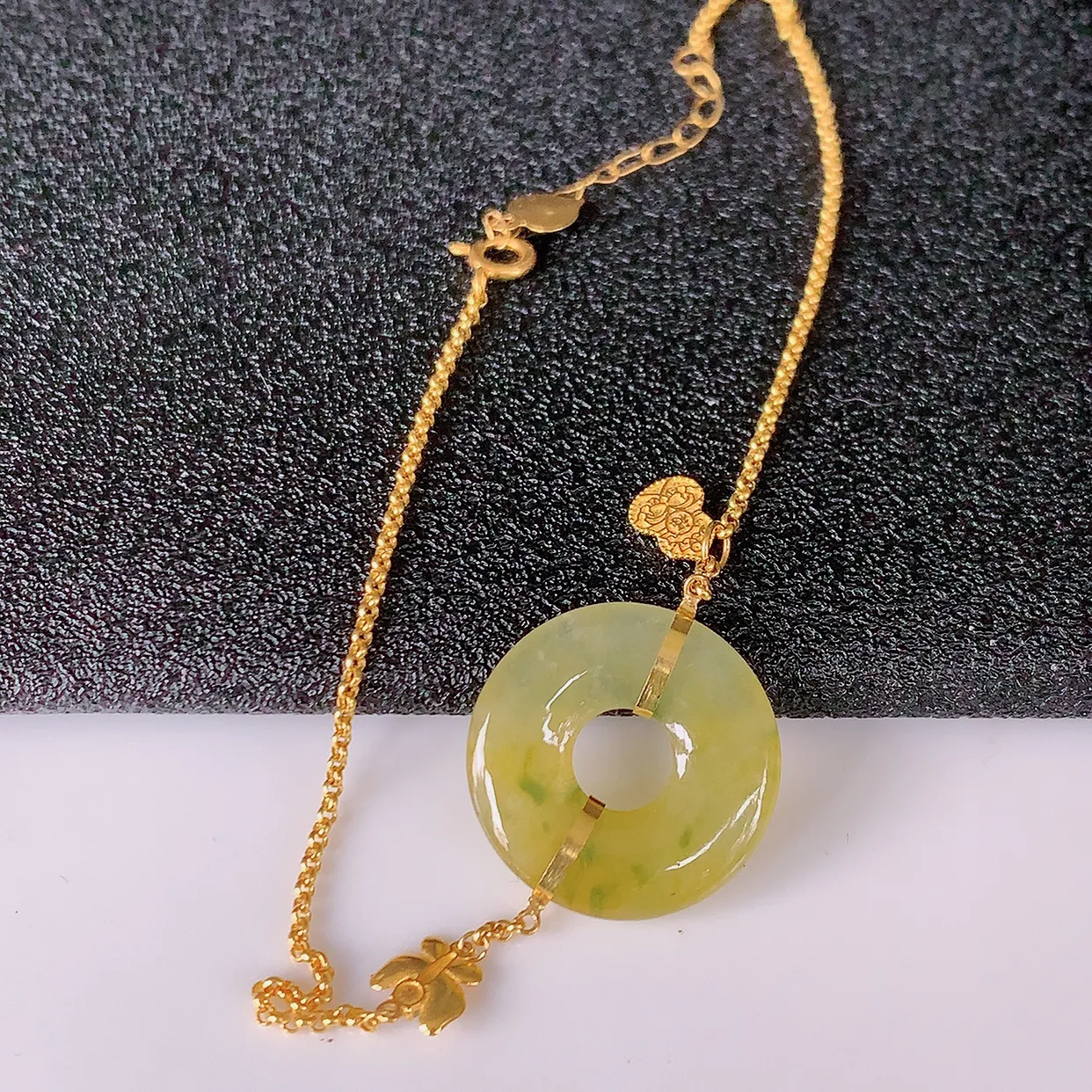 18k金镶嵌冰种黄翡平安扣翡翠手链，款式新颖时尚，日常百搭的款。清秀高雅，佩戴优雅高贵！#1.29平安扣尺寸15.5*3