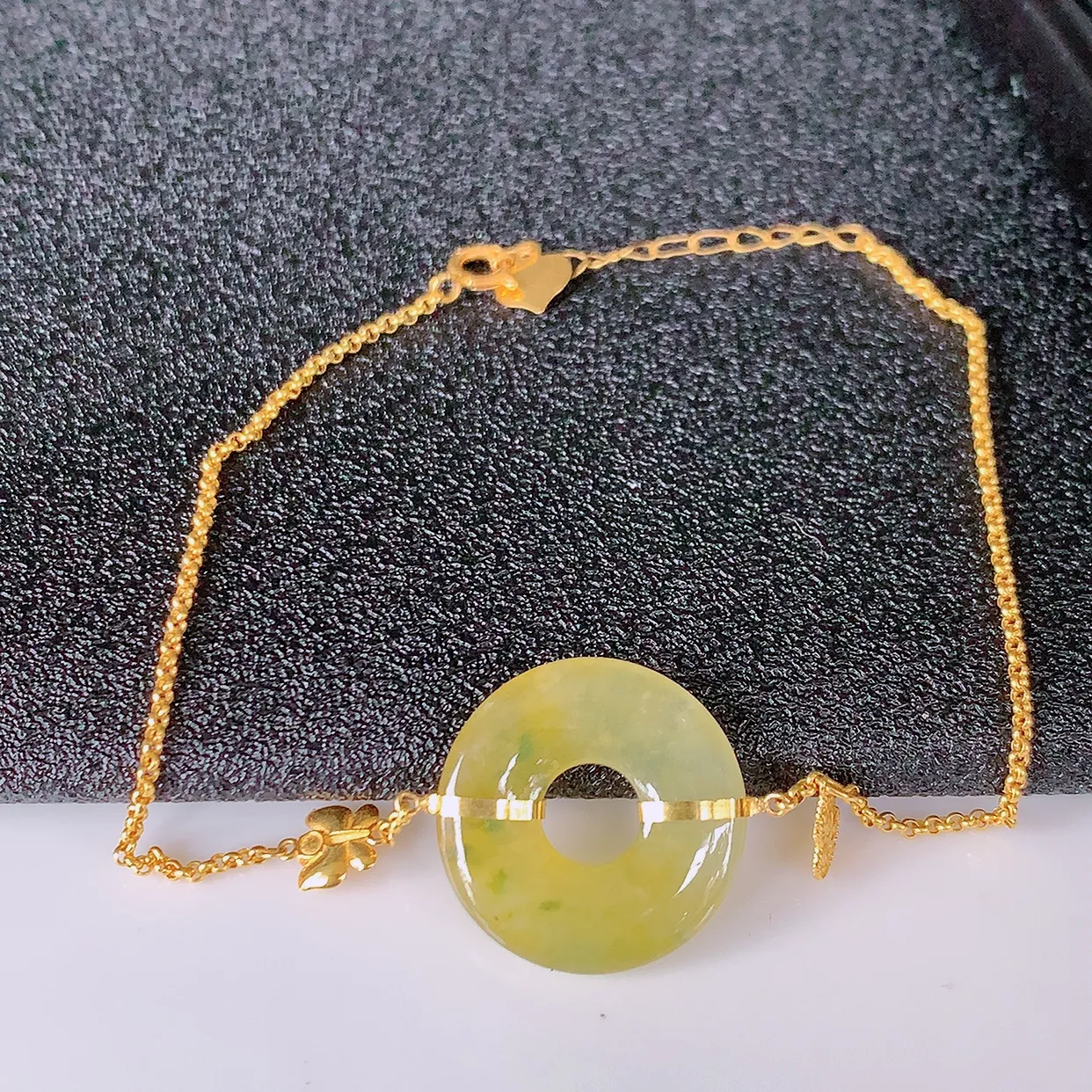 18k金镶嵌冰种黄翡平安扣翡翠手链，款式新颖时尚，日常百搭的款。清秀高雅，佩戴优雅高贵！#1.29平安扣尺寸15.5*3